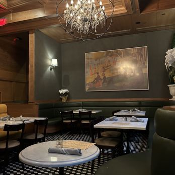 Bistro Alder - Indoor seating area - Breakfast & Brunch Near Me - Portland, Oregon Bistro Alder - Indoor seating area - Breakfast & Brunch Near Me - Portland, Oregon