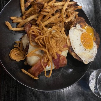 Silas Creative Kitchen - 1819 burger. Enormous (can easily feed 2 people) and delicious! - American Near Me - Versailles, Ohio