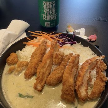 Amaz Thai Cafe & Bistro - Fried chicken with green curry. Notice how they plated it with the chicken in the rice so it doesn't get soggy - Thai Near Me - Norfolk, Virginia