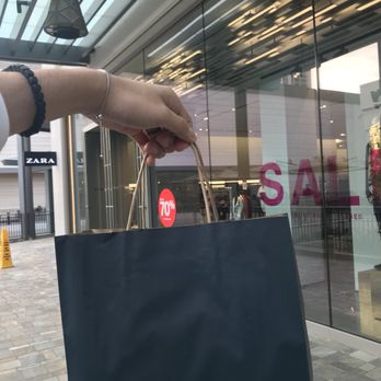 Zara - Successful shopping trip - Women's Clothing Near Me - Honolulu, Hawaii Zara - Successful shopping trip - Women's Clothing Near Me - Honolulu, Hawaii
