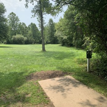 Simsbury Park Disc Golf Course - We'll kept boxes and grounds. - Disc Golf Near Me Simsbury Park Disc Golf Course - We'll kept boxes and grounds. - Disc Golf Near Me
