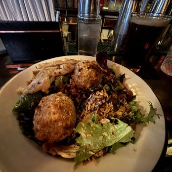 Pete's Tavern - Goat cheese, beet, salad with grilled chicken - Bars Near Me - New York, New York