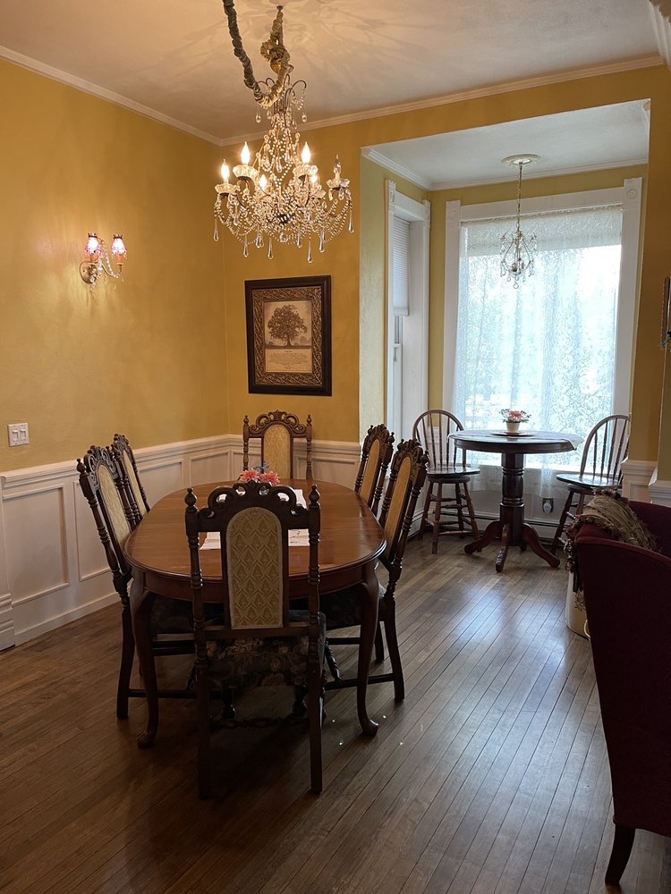 SECRET GARDEN BED & BREAKFAST Updated June 2024 30 Photos 938 N