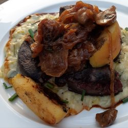 Em Ahle Kohberg - Himmel und Ääd mit super Flönz und cremigem Kartoffel-Lauch-Püree
