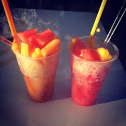 Grattachecca Kiosk - Small sized Mango and strawberry grattachecca with fruit toppings.