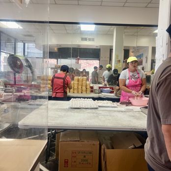 Kansai Yamato - Lady whipping up some fresh mochi - Desserts Near Me - Honolulu, Hawaii