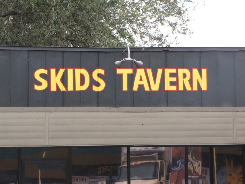 Skids Tavern Logo