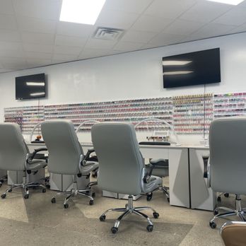 Glamour Nail Lounge - Manicure stations - Nail Salons Near Me - Omaha, Nebraska