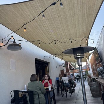 Magnolia Corner - Outdoor seating - Burgers Near Me - Burbank, California Magnolia Corner - Outdoor seating - Burgers Near Me - Burbank, California