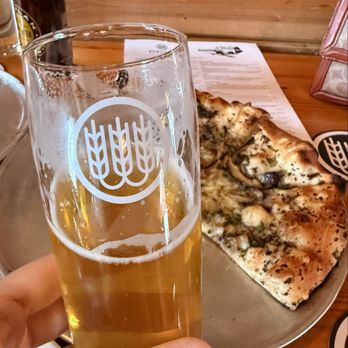 Schilling Beer - Pizza Near Me - Littleton, New Hampshire