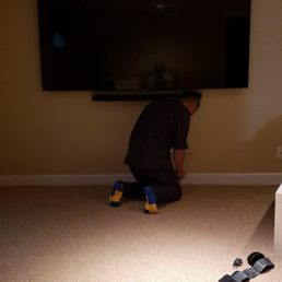 82'' QLED Samsung Plus Soundbar with no exposed wires 82'' QLED Samsung Plus Soundbar with no exposed wires