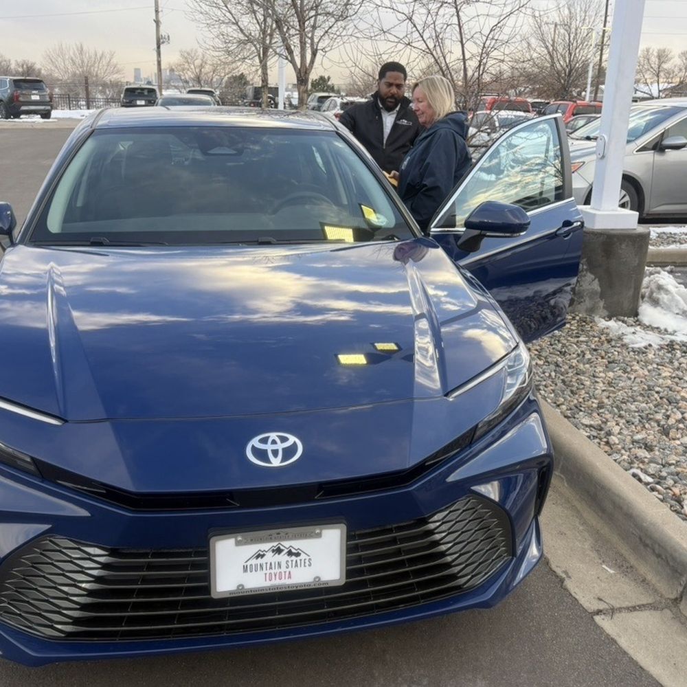 David Floyd giving some final instructions to my wife, making sure that she understood and was 100% confident in operating her new ride. David Floyd giving some final instructions to my wife, making sure that she understood and was 100% confident in operating her new ride.