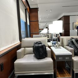United Club - Lots of places to sit