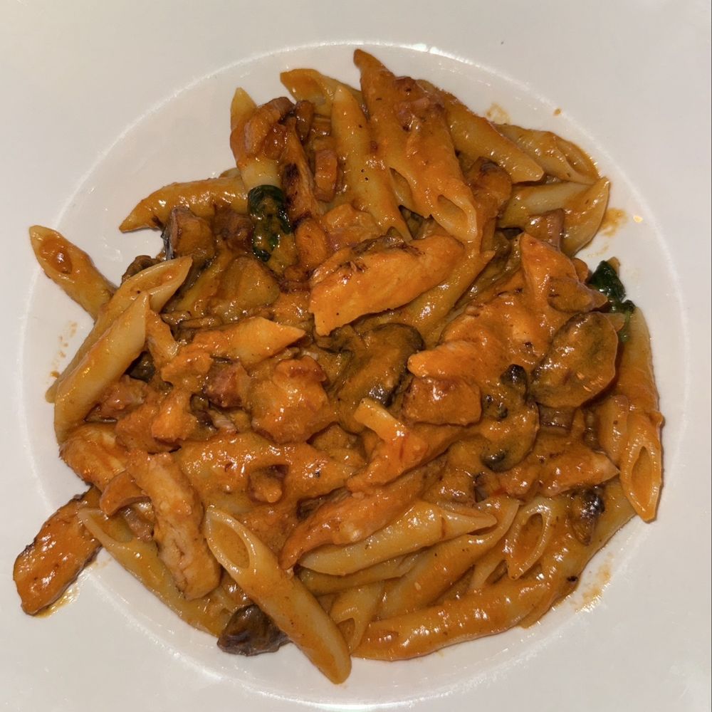 Penne alla Vodka (added chicken and mushrooms) Penne alla Vodka (added chicken and mushrooms)
