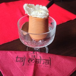 Taj Mahal - Indisk "glass" med kokos, russin, kardemumma, nötter och saffran. Smaka som kall, blöt kardemumma-bulle, 1/2 tinat och 1/2 var djupfryst.