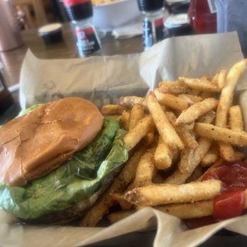 Town Square Social - Cheese burger with perfect bun and fries - New American Near Me - Lebanon, Tennessee
