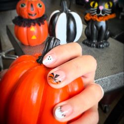 Le Petit Nail Spa - Halloween nail art