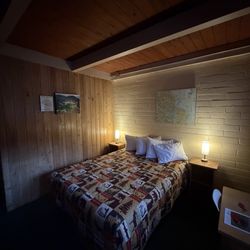 Bear Mountain Motel - Bedroom