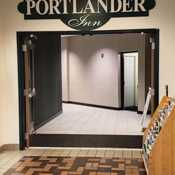 The Portlander Inn - Inside Entrance