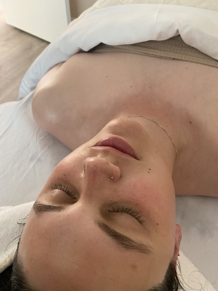 Paper Moon Beauty Logo