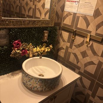 Captain's Seafood Boil - Bathroom - Cajun/Creole Near Me - Las Vegas, Nevada Captain's Seafood Boil - Bathroom - Cajun/Creole Near Me - Las Vegas, Nevada