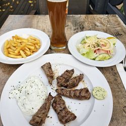 Grill zum Griechen - Lammfilet mit Tzatziki, Pommes und Salat