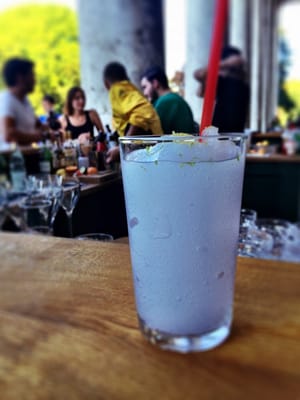 Die Goldene Bar by null