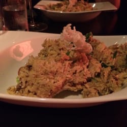 Wei Ming - Chaufa de pato: arroz basmati salteado com lascas de pato confitado, especiarias, linguiça chinesa, ovos e chips de bardana