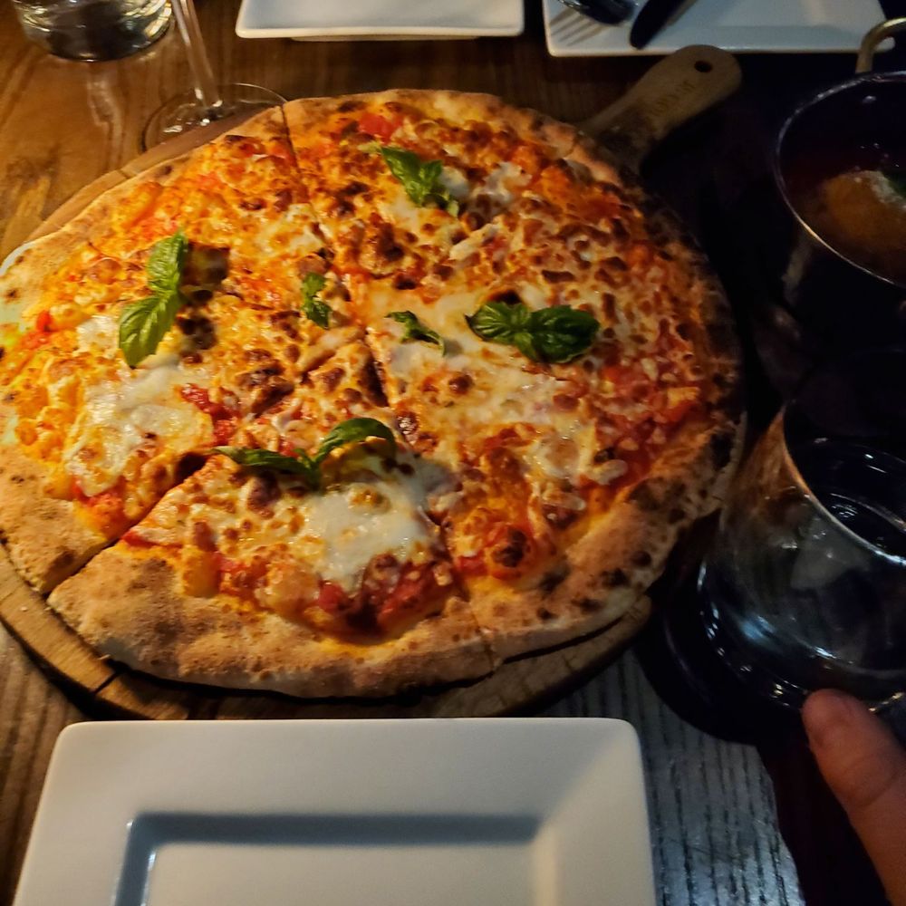 La Vecchia Ristorante - Margarita pizza (3 Stars) nothing special. - Italian Near Me - Toronto, Ontario