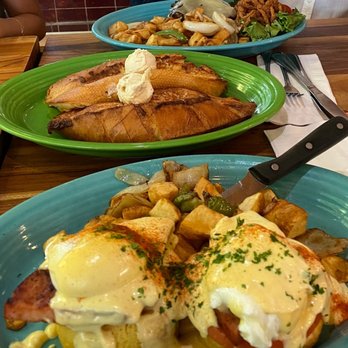 Tower Cafe - Egg Benedict's - Breakfast & Brunch Near Me - Sacramento, California