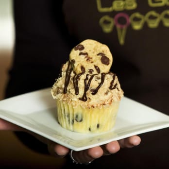 Les Glaceurs - L'atelier - a cupcake on a plate - Bakeries Near Me - Montreal, Quebec Les Glaceurs - L'atelier - a cupcake on a plate - Bakeries Near Me - Montreal, Quebec