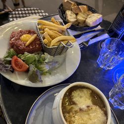 Métropolitan - Steak Tartare and French Onion Soup