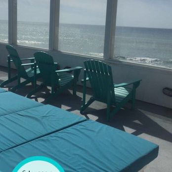 Cambria Beach Lodge - The small terrace overlooking the bluff - Hotels Near Me - Cambria, California