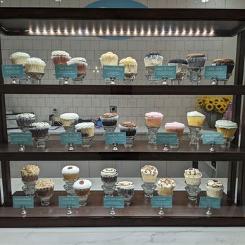 Fluellen Cupcakes - Cupcake display - Cupcakes Near Me - Frisco, Texas