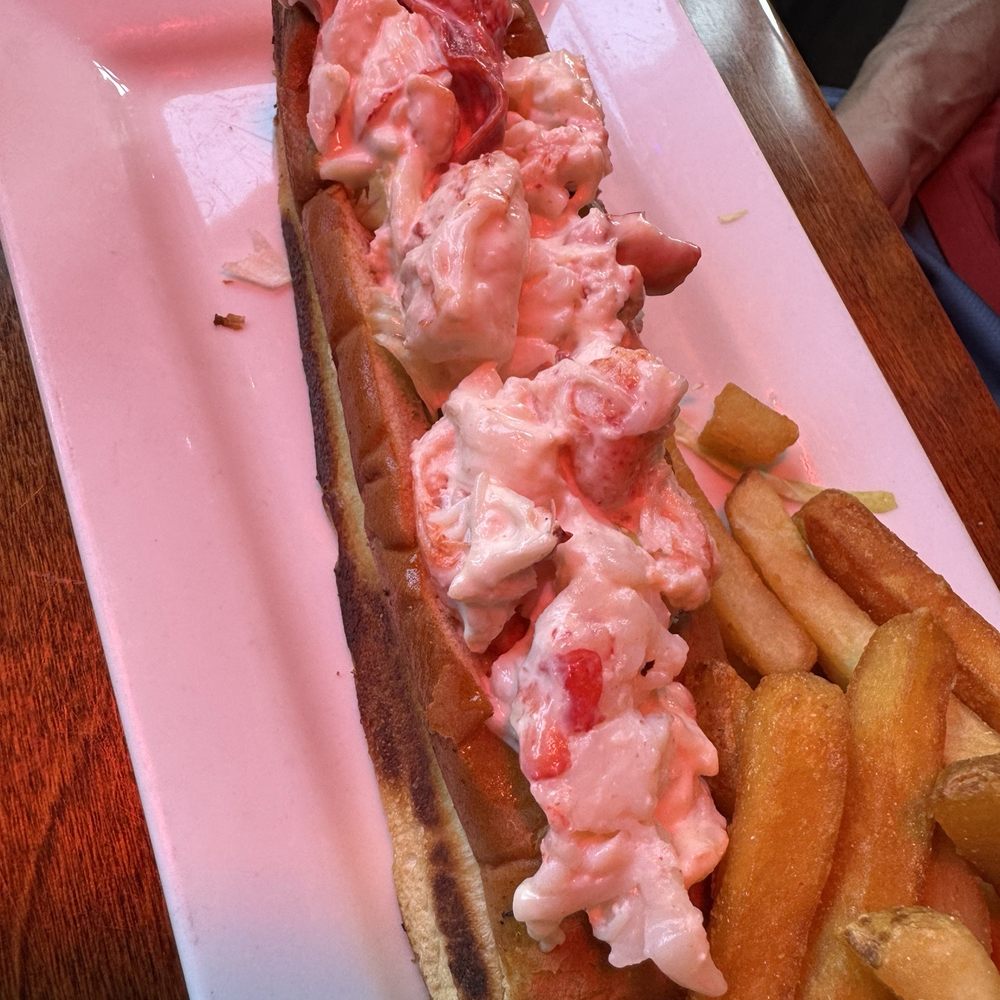 Geddy's - Lobster roll - Seafood Near Me - Bar Harbor, Maine