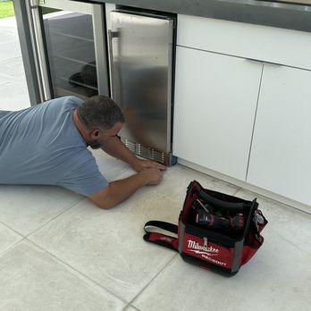 Custom Homes Tech - Fixing Problem with water leaking on ice maker - Appliances & Repair Near Me - West Palm Beach, Florida Custom Homes Tech - Fixing Problem with water leaking on ice maker - Appliances & Repair Near Me - West Palm Beach, Florida