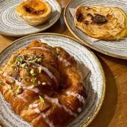 Santagloria - Pistachio Croissant, pastel de natal, and crujiente de manzana