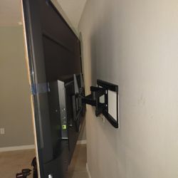 Toolbox Handyman Services - Flat screen TV wall installation.