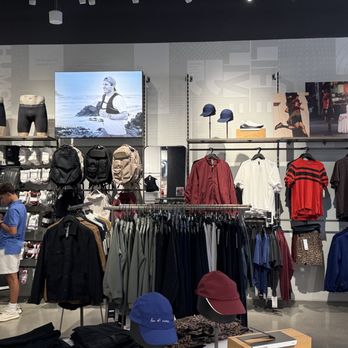 Lululemon - Sports Wear Near Me - Honolulu, Hawaii