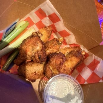 Main St Pizzeria and Beer Garden - 6 Wings lemon pepper - Pizza Near Me - Buda, Texas Main St Pizzeria and Beer Garden - 6 Wings lemon pepper - Pizza Near Me - Buda, Texas