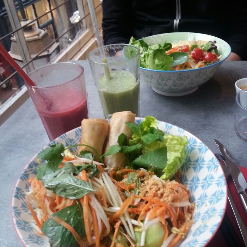 Holy Bol - wok-fried vegetables base with the Thai salad and vegetarian egg rolls, red juice and juice of the day at Holy Bol - Thai Near Me - Paris, 75