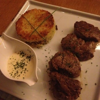 Rio Bistrô e Lounge - Filé com batata rosti e fondue de queijo - Bistros Near Me - Asa Sul, DF Rio Bistrô e Lounge - Filé com batata rosti e fondue de queijo - Bistros Near Me - Asa Sul, DF