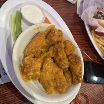 St. Lucie Draft House - Medium Garlic wings - American Near Me - Port Saint Lucie, Florida St. Lucie Draft House - Medium Garlic wings - American Near Me - Port Saint Lucie, Florida
