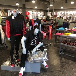 Hibbett Sports - Entrance