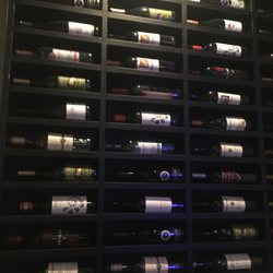 Tracy's - So many vinos to choose from