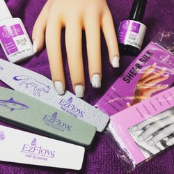 Demo of completed silk/fiberglass wraps/repairs on practice hand w/prods fr mani bag rec'd @ 1st tuition pymnt. Nail tech grad Jan 21, 2018!