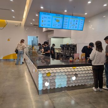 Somisomi - Plenty of standing room inside while waiting for your order - 8/2025 - Desserts Near Me - Milpitas, California