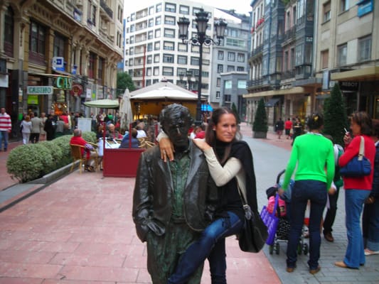 Estatua de Woody Allen by null