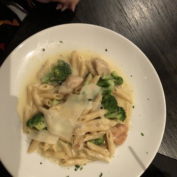 Red's Kitchen + Tavern - Chicken broccoli alfredo - American Near Me - Peabody, Massachusetts