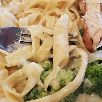 Applebee's Grill + Bar - My chicken and Broccoli Alfredo with a touch of uninvited penne. - American Near Me - Elizabeth, New Jersey